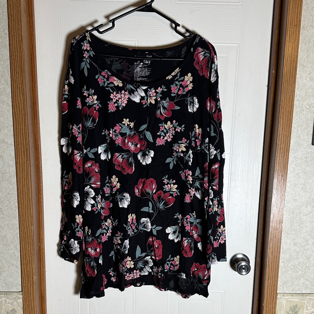 Terra & Sky Black and Red Floral Long Sleeve Top